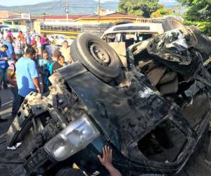 Así quedó una de las unidades de transporte involucradas en el accidente en el barrio Medina de San Pedro Sula. (Fotos: Cortesía @RedInformativaH)