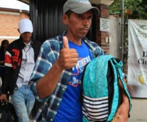 Un grupo de migrantes abordan autobuses para ser repatriados de forma voluntaria a su país de origen. El grupo sera conducido hasta Ciudad de México para luego volver a su origen por vía aérea, informaron autoridades del albergue. Foto/EFE.