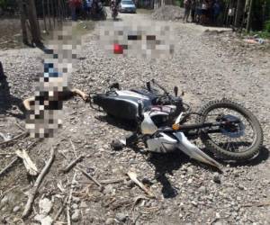 Ambos cuerpos quedaron tendidos en la calle, a un lado de la motocicleta. Foto Red Informativa