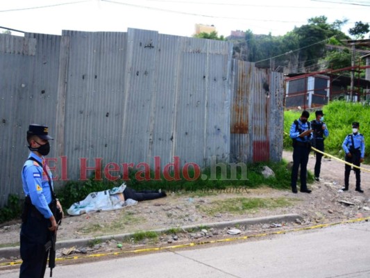 El cadáver del hombre quedó en una acera de la colonia Millenium. Foto: Estalin Irías/EL HERALDO.