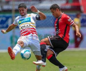 El hondureño Roger Rojas en acción ante el Herediano en Costa Rica. Foto: La Nación especial para EL HERALDO