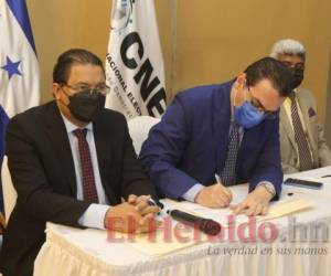 Las autoridades del Consejo Nacional Electoral (CNE) ya firmaron contrato con tres de las cuatro empresas que dotarán de tecnología el proceso de noviembre. Foto: El Heraldo