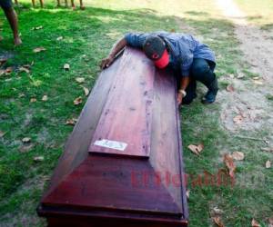 Los familiares de los fallecidos no pararon de llorar al momento de darles el doloroso último adiós. Foto: EL HERALDO.