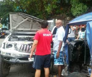 El encontronazo se registró entre una camioneta y un bus rapidito a eso de las 3:00 de la tarde en una calle de la colonia Los Laureles en Comayagüela, según el reporte de los cuerpos de rescate.