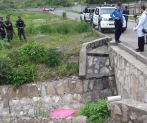 Autoridades de la Policía Militar y de Medicina Forense llegaron hasta el lugar de los hechos (Foto: Estalin Irías/EL HERALDO)