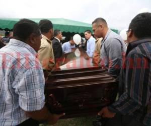 Familiares cargaron el féretro con los restos humanos de la abogada Mirian Del Cid hasta su eterna morada (Foto: Johny Magallanes/ElHeraldo)