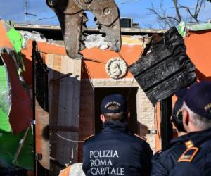 'Hoy es un día hermoso para los romanos, estamos imponiendo de nuevo la legalidad, el cumplimiento de las reglas, la disciplina y la seguridad', comentó por su parte Matteo Salvini, ministro del Interior y líder de la ultraderechista Liga. Foto: AFP