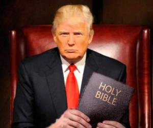 Trump aseguró sentirse muy honrado de poder poner la mano sobre la Biblia que utilizó el ex presidente Lincoln hace 156 años para su toma de posesión. Foto Redes