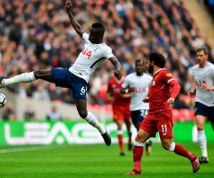 Davinson Sánchez del Tottenham busca un balón en el juego ante Liverpool.