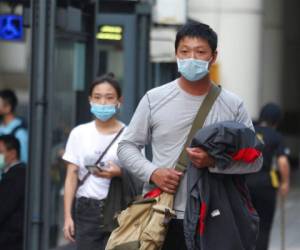 Personas usan mascarillas para protegerse contra la propagación del coronavirus en Taipei, Taiwán. Foto: Agencia AP: