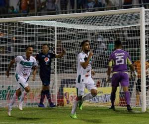 Los jugadores de Platense celebran el segundo gol que les dio el triunfo contra Motagua.