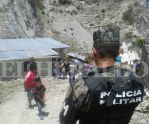 Los habitantes aseguran que la vivienda cuenta con servicio de agua y energía para que se instalen los policías, foto Mario Urrutia/ EL HERALDO.