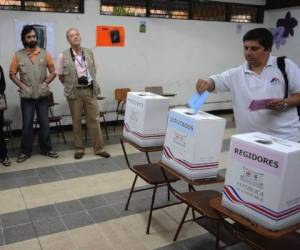 Los votantes llegaron a ejercer el sufragio desde muy temprano. Foto: Agencia AFP