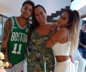 Nadine Gonçalves escribió un mensaje a su hijo en Instagram y lo ilustró con una foto en la que se la ve junto a Neymar y su hermana Rafaela. Foto: Cortesía Instagram @nadine.goncalves.
