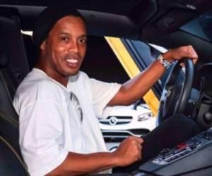 Ronaldinho disfrutó al vivir la experiencia Uber en Brasil.