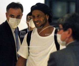 El ex ídolo del fútbol dijo que espera recuperar su libertad 'lo antes posible' en base 'a todo lo que aportamos en el caso', tras reafirmar que su intención siempre fue colaborar con la pesquisa judicial. Foto: AP.