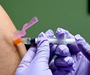 La vacuna costará menos de 1,000 yuanes (140 dólares) y se administrará en dos inyecciones con 28 días de diferencia. Foto: AFP