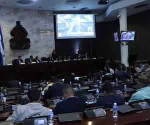 Momento en que los congresistas realizaban la votación en sus curules. Foto Congreso Nacional