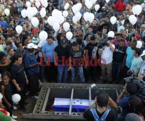 Los teleños despidieron a Juan Carlos como se lo merecía, como un hijo pródigo. Casi al finalizar la tarde fueron sepultados los restos del que fue defensor de la camisa de la Selección Nacional, el hombre de la chilena mágica... (Foto: Neptalí Romero / Grupo Opsa)