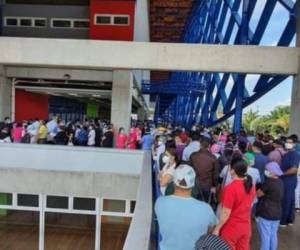 En la Universidad Nacional Autónoma de Honduras se está llevando a cabo este jueves la inoculación contra el coronavirus al personal de salud de la primera línea. Foto: Captura de pantalla