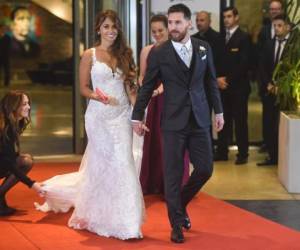 Messi y Antonella posan en la alfombra roja. El vestido de la novia perfecto y el jugador lució realmente elegante. Fotos: AFP/ AP