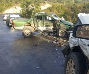 Los dos vehículos quedaron al costado de la carretera CA-5. Foto: EL HERALDO