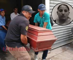 Momento en el que familiares retiran el cuerpo de la joven de Medicina Forense. Foto: Estalin Irías/ EL HERALDO