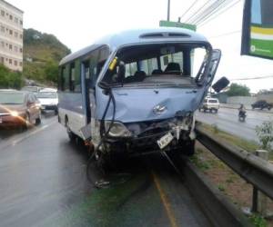 Así quedó el autobús en el que el conductor resultó herido de gravedad en la capital de Honduras.