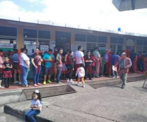 Los hondureños siguen llegando a los centros de votación para elegir a sus autoridades.