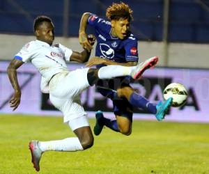 El clásico nacional se juega esta noche en el estadio Nacional.