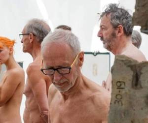 Un museo en Francia, organizó por primera vez, la visita exclusiva de 161 visitantes nudistas, los participantes recorrieron el Museo de Tokio en París durante dos horas. Foto: Cortesía de Diario La Hora de Chile