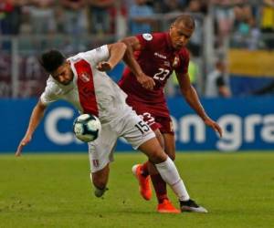 Ni la Vinotinto ni los peruanos pudieron dominar con criterio el balón. Foto: AFP