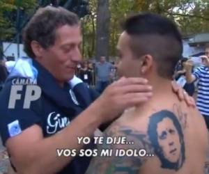 Momento en el que Pedro Troglio y el hincha que se tatuó su rostro se encuentran cara a cara.