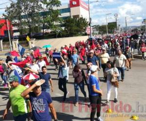 La manifestación fue encabezada por el coordinador del partido Libertad y Refundación, Manuel Zelaya Rosales. Foto: Marvin Salgado/El Heraldo.