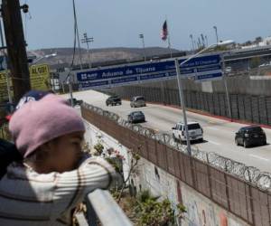 Una niña migrante observa el muro fronterizo de Estados Unidos en la ciudad de Tijuana, México. Foto: Agencia AP