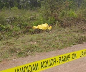 El cuerpo sin vida fue encontrado en un sector llamado 'Los Pelones' en la carretera que conduce a la aldea San Matías (Foto: Estalin Irías/EL HERALDO)