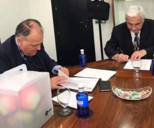 Javier Tebas, presidente de La Liga y Selim Bishara Canahuati, presidente de la Liga de Honduras al momento de la firma del acuerdo (Foto: LNHonduras)