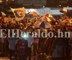 Los de la Ultra Fiel comenzaron a alentar pese a la lluvia. (Fotos: Ronal Aceituno / Juan Salgado / Deportes El Heraldo)