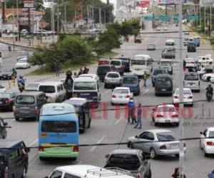 La movilización inició desde el bulevar Suyapa, frente a la máxima casa estudios en dirección a CONADEH. Foto: Alejandro Amador/ El Heraldo.