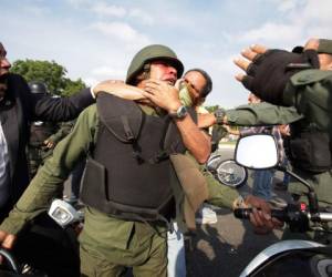 El militar, herido durante incidentes en la autopista Francisco Fajardo, debió ser ingresado a un quirófano para atenderle la herida. Aquí el momento en que el militar era atendido tras ser herido. (Foto: AP)