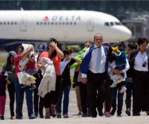 Los connacionales hondureños fueron deportados a Guatemala desde un centro de detención en Estados Unidos. Foto: EL HERALDO.