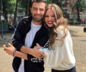 El actor cubano Jencarlos Canela y la cantante mexicana Joy Huerta se están disfrutando al máximo.