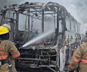 Un autobús se incendió en la carretera CA-4 en Copán.