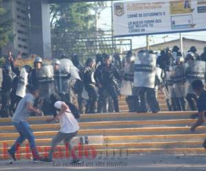 Los Policías Antimotines ingresaron al campus universitario y los estudiantes respondieron con piedras y palos. Foto Alex Pérez| EL HERALDO