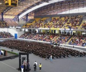 La ceremonia de graduación se realiza en el Palacio de los Deportes del Alma Mater. Fotos, Mario Urrutia.