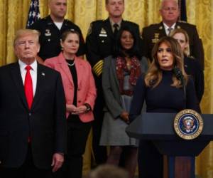 El presidente Donald Trump escucha a la primera dama Melanie Trump habla durante un evento sobre la crisis de los opioides en la Sala Este de la Casa Blanca, el miércoles 24 de octubre de 2018, en Washington. (Foto AP / Evan Vucci).