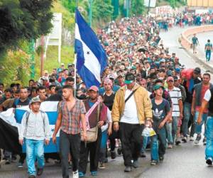 Más de 4,000 hondureños huyeron de la violencia en caravana migrante rumbo a Estados Unidos.