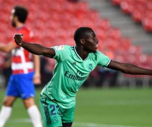 El defensor francés del Real Madrid, Ferland Mendy, celebra tras anotar durante el partido de fútbol de la liga española Granada FC vs Real Madrid CF en el estadio Nuevo Los Carmenes en Granada. Foto: Agencia AFP.