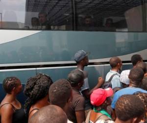 Los agentes localizaron al grupo de 100 migrantes que viajaban encima del tren y les pidieron bajar. | Foto: Agencia AP.
