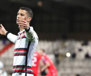 Cristiano Ronaldo se enfadó durante el partido ante Serbia. Foto AP